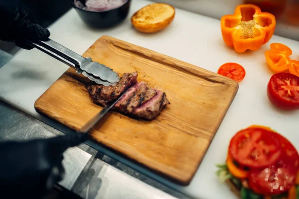 Szakács Kezét Kesztyű Darabok Szaftos Steak Darabban Friss Beefstek Főzés — Stock Fotó