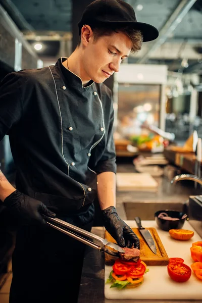 Chef Kok Handschoenen Uniform Snijdt Sappige Biefstuk Stuk Frisse Biefstuk — Stockfoto