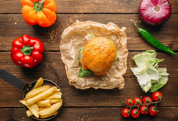 Hamburger Succo Con Bistecca Fresca Sul Tavolo Legno Primo Piano — Foto Stock