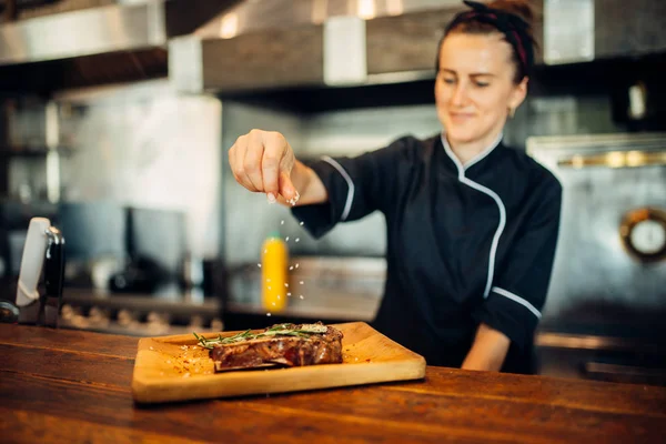 Female Cook Sprinkle Seasoning Fresh Prepared Steak Grilled Meat Beefsteak — Stock Photo, Image