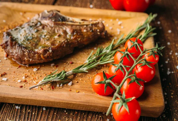 Saftiges Steak Vom Grill Auf Knochen Und Tomaten Auf Einem — Stockfoto