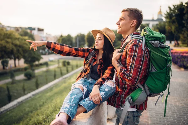 Los Excursionistas Con Mochilas Hacen Turismo Ciudad Turística Vacaciones Senderismo —  Fotos de Stock