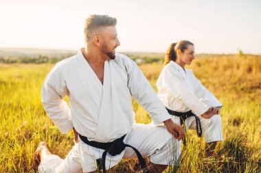 Yaz alanında eğitim erkek eğitmen ile iki kadın karate. Savaş sanatı egzersiz açık, teknik uygulama