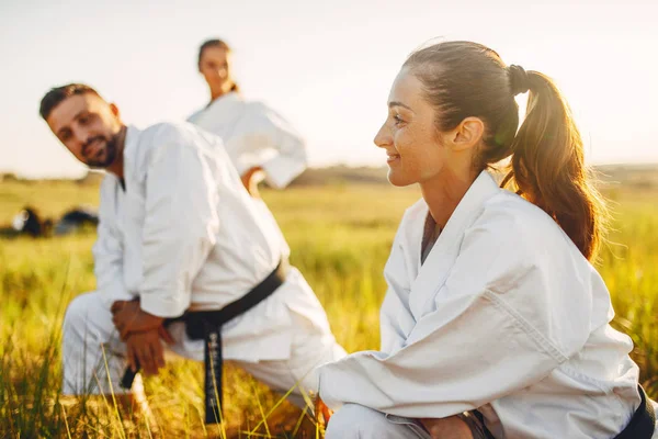 Två Kvinnliga Karate Med Manlig Instruktör Utbildning Sommar Fält Kampkonst — Stockfoto