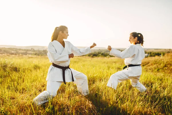 Två Kvinnliga Karate Kimono Utbildning Bekämpa Skicklighet Sommar Fält Kampkonst — Stockfoto