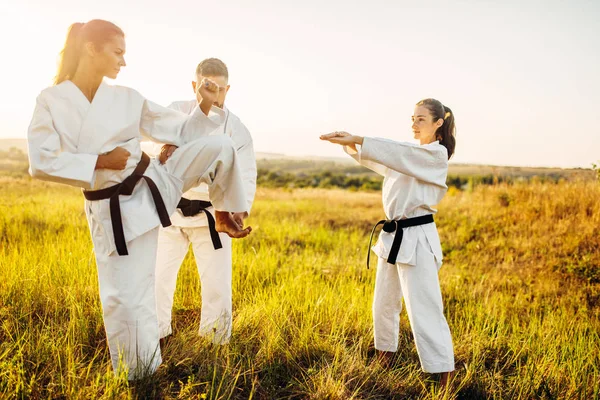 Maestro Enseña Las Mujeres Luchadoras Karate Posición Correcta Patear Entrenamiento —  Fotos de Stock