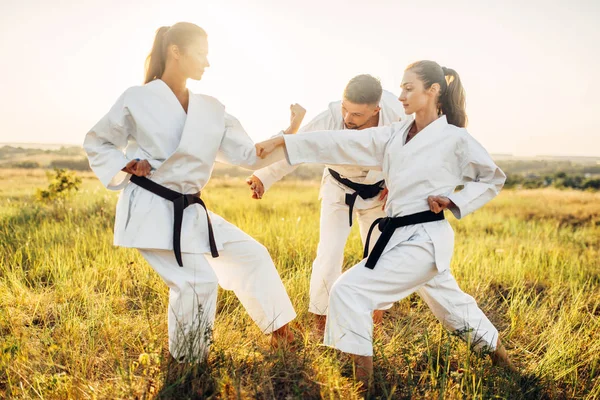 Dvě Ženské Karate Bojovníci Bílé Uniformě Černé Pásy Školení Bojovat — Stock fotografie