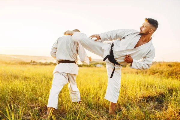 Két Karate Harcos Rúg Gyomorban Akcióban Képzés Küzdelem Nyári Mezőben — Stock Fotó