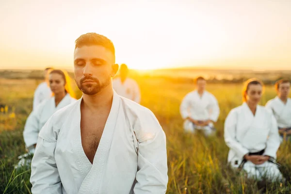 Karate Mester Képzés Háttér Csoport Nyári Szakterületén Harcművészeti Iskola Edzés — Stock Fotó