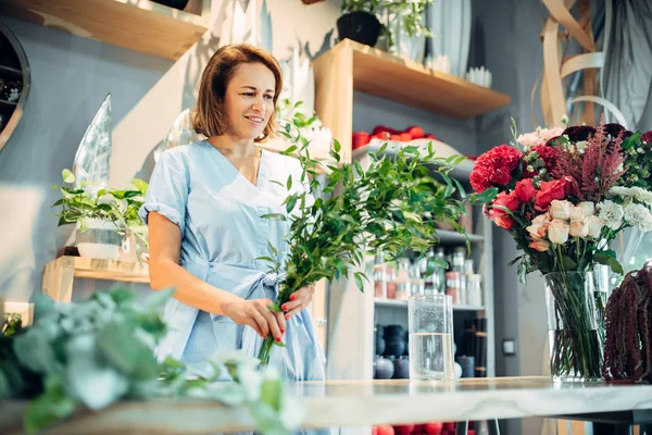 Female Florist Holds Fresh Flowers Floral Shop Floristry Business Bouquet — Stock Photo, Image