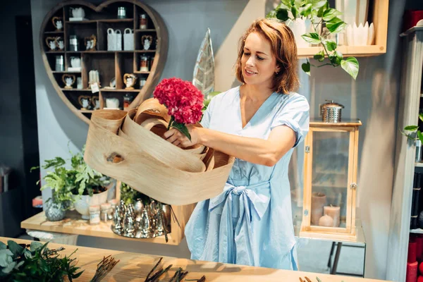 Floristería Femenina Decora Composición Con Corteza Abedul Mesa Tienda Flores — Foto de Stock