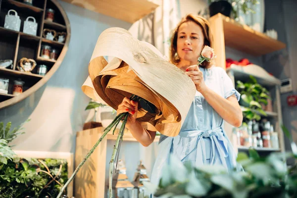 Female Florist Makes Flower Composition Shop Wrapping Decoration Bouquet Floral — Stock Photo, Image