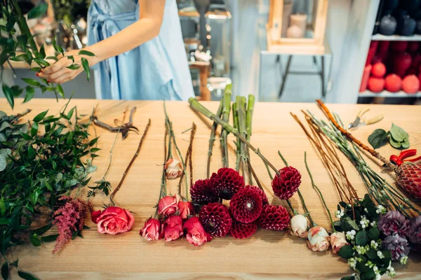 桌上有鲜花不同品种的花卉店 女花商背景 插花制作 — 图库照片