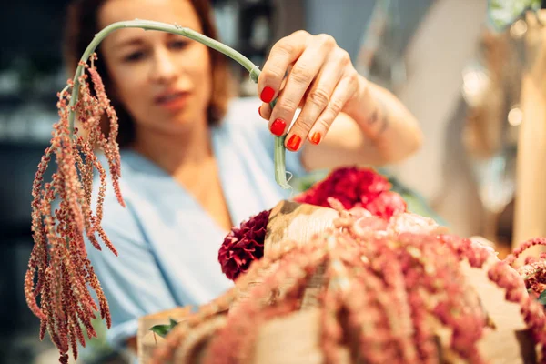 Floristería Femenina Decora Con Ramo Flores Ramo Primer Plano Tienda — Foto de Stock