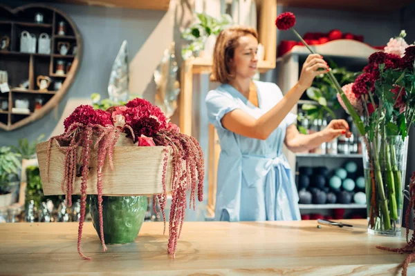 Female Florist Decorates Frsh Bouquet Flowers Shop Floral Artist Making — Stock Photo, Image