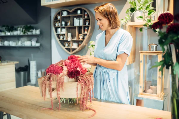 Female Florist Puts Fresh Flowers Vase Floral Shop Floristry Service — Stock Photo, Image