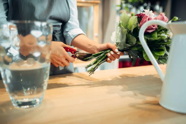 女性花屋店のテーブルの上の花のアレンジメントを作るします 職場で花束を飾るフラワー アーティスト — ストック写真