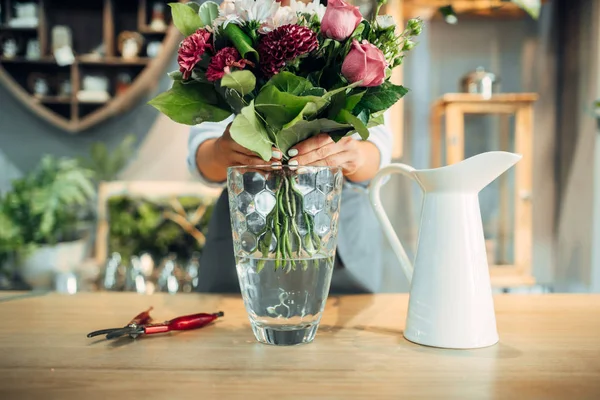 女性の花屋は 花の店の花瓶に生花のブーケを置きます フローリスト サービス 群落のビジネス — ストック写真