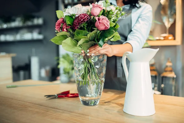 Floristería Femenina Haciendo Arreglos Florales Sobre Mesa Tienda Artista Floral — Foto de Stock