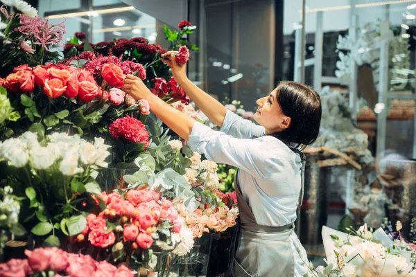 Female Florist Selects Flowers Making Bouquet Floral Shop Floristry Service — Stock Photo, Image