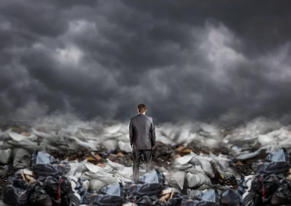 埋め立て地 ゴミの山の真ん中に立っていたビジネスマン 環境ビジネスと環境汚染問題 — ストック写真