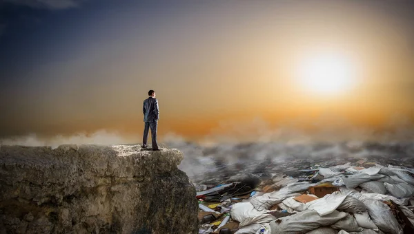 Geschäftsmann Blickt Auf Müllberge Rückansicht Umweltgeschäft Und Umweltverschmutzung — Stockfoto