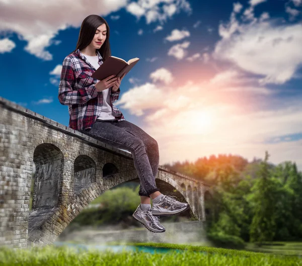 Frau Sitzt Auf Steinbogenbrücke Und Liest Buch Malerische Landschaft Hintergrund — Stockfoto