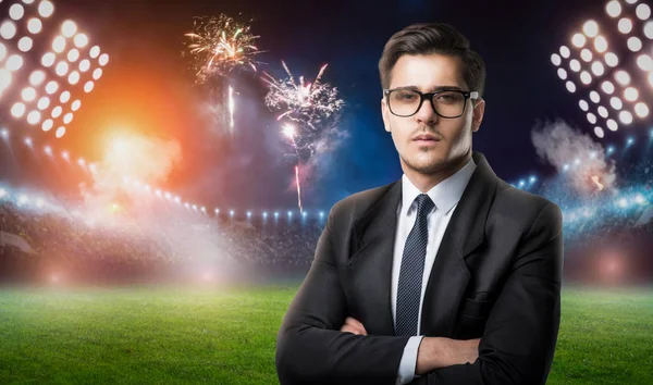 Uomo Affari Occhiali Tuta Stadio Fuochi Artificio Sullo Sfondo Concetto — Foto Stock