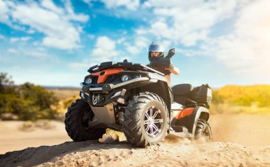 Offroad macera atv üzerinde kum ocağında yaz. Kask sandpit quad bisiklet içinde erkek binici