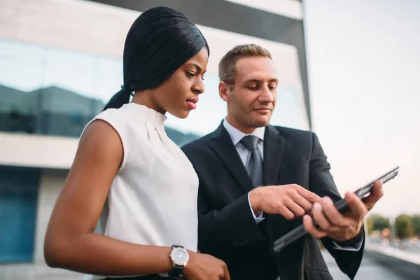 Mujer Negocios Hombre Negocios Pantalla Del Ordenador Portátil Aire Libre — Foto de Stock