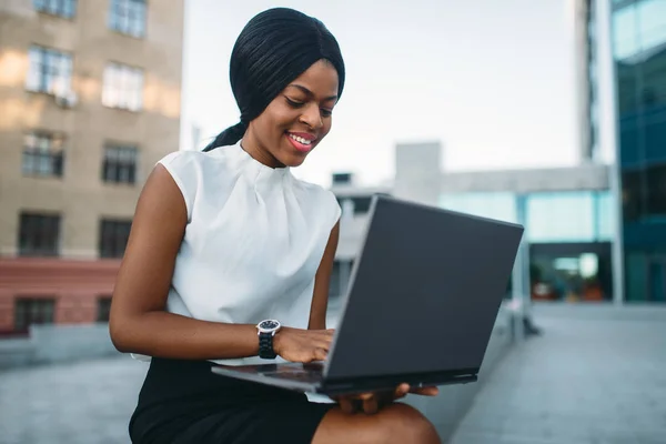 Genç Kadını Dizüstü Bilgisayar Ofis Binası Karşı Kullanır Etek Beyaz — Stok fotoğraf