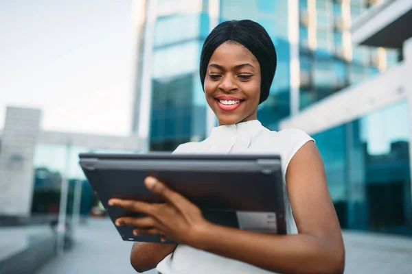Biznes Kobieta Wygląda Ekranie Laptopa Przed Budynkiem Urzędu Uśmiechający Się — Zdjęcie stockowe