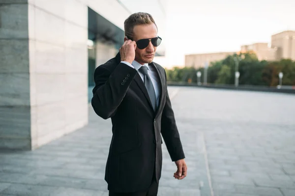 Ein Männlicher Leibwächter Anzug Und Sonnenbrille Unterhält Sich Freien Sicherheitshörer — Stockfoto