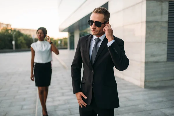 Leibwächter Sonnenbrille Und Schwarze Geschäftsfrau Wachmann Ist Ein Riskanter Beruf — Stockfoto