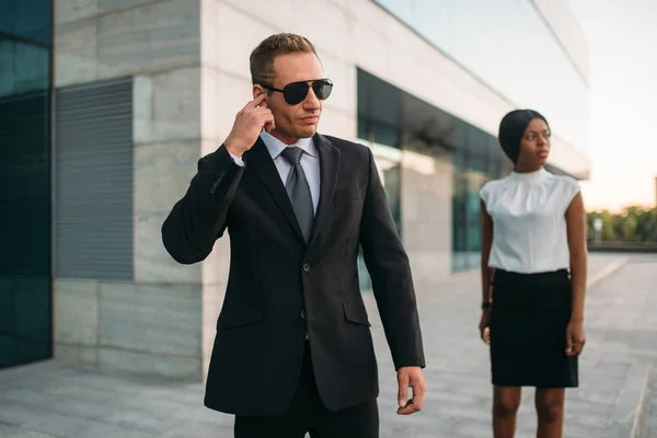 Leibwächter Sonnenbrille Und Schwarze Geschäftsfrau Wachmann Ist Ein Riskanter Beruf — Stockfoto