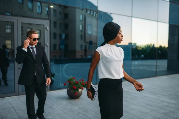 Schwarze Businessfrau Mit Leibwächter Anzug Und Sonnenbrille Hintergrund Wachmann Ist — Stockfoto