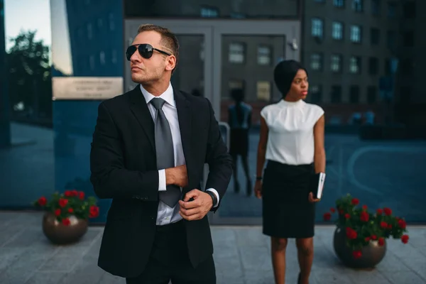 Leibwächter Anzug Und Sonnenbrille Weibliche Vip Klientin Hintergrund Wachmann Ist — Stockfoto
