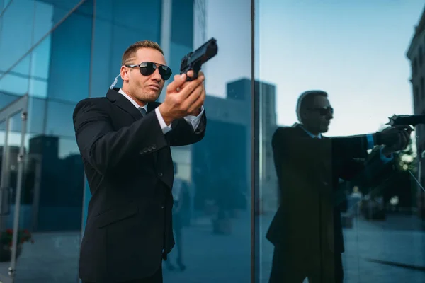 Guardaespaldas Traje Gafas Sol Con Auricular Seguridad Pistola Sus Manos —  Fotos de Stock