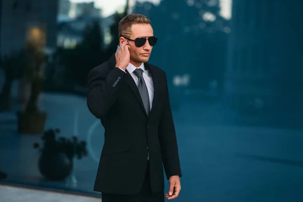 Mannelijke Bodyguard Gebruikt Security Oortje Buitenshuis Professionele Communicatie Instrumenten Bewaken — Stockfoto