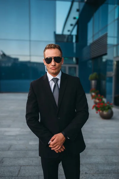 Guardaespaldas Masculino Traje Gafas Sol Aire Libre Proteger Una Profesión — Foto de Stock