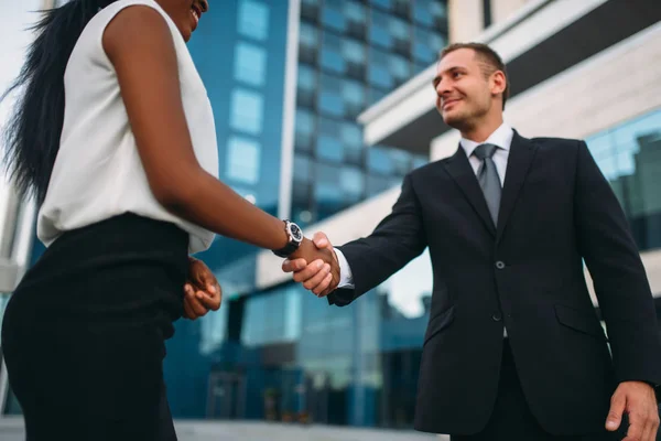 ビジネスウーマン ビジネスマン握手 屋外会議のパートナー 提携交渉の背景に近代的なオフィスビル 成功した実業家 — ストック写真