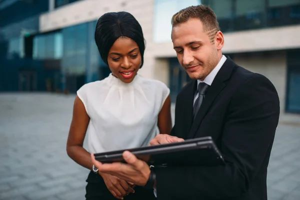 Geschäftsfrau Und Geschäftsmann Schaut Auf Laptop Bildschirm Treffen Der Partner — Stockfoto