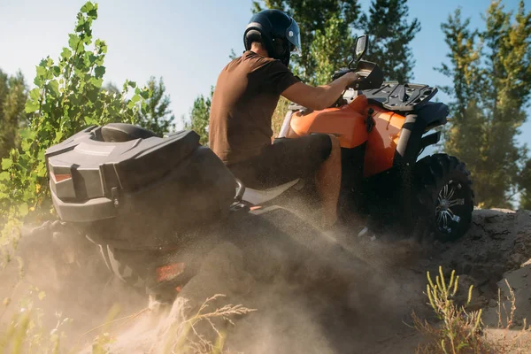 Atv Rider Climbing Sand Mountain Quarry Back View Dust Clouds — Stock Photo, Image