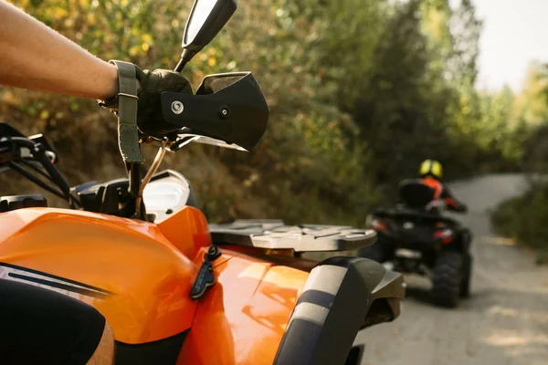 ヘルメットに つのクワッド バイクのライダーは フォレスト 正面に移動します 極端なスポーツ Atv に乗って Quadbike の冒険 — ストック写真