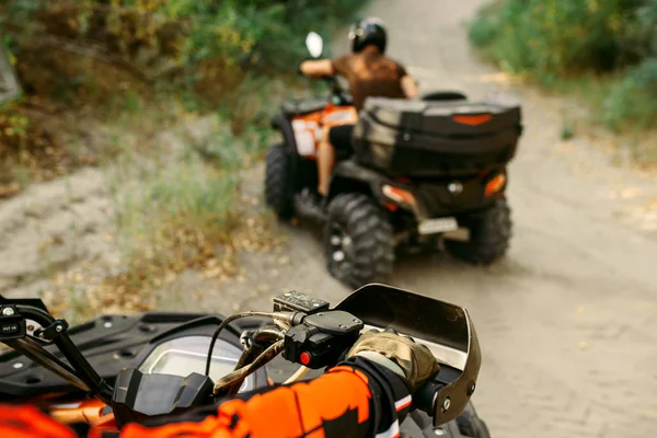 Kask Içinde Iki Quad Bisiklet Bisikletçi Ormanda Önden Görünüm Yayılıyor — Stok fotoğraf