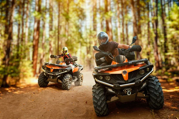 Dos Pilotos Atv Cascos Carrera Velocidad Bosque Vista Frontal Montar —  Fotos de Stock