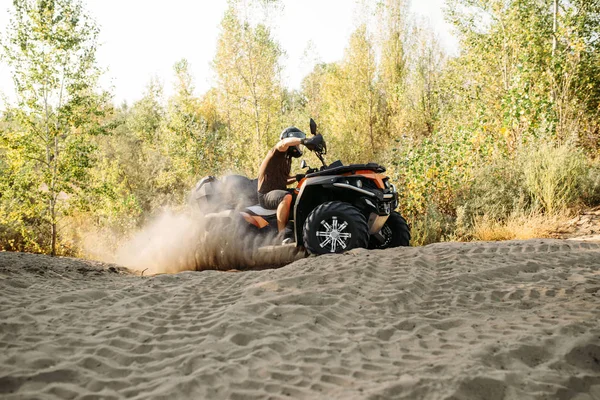 Atv Freeriding Άμμο Λατομείου Ακραίο Άθλημα Αρσενικό Οδηγός Κράνος Ιππασίας — Φωτογραφία Αρχείου