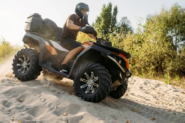 Atv Freeriding Pedreira Areia Esporte Extremo Motorista Masculino Capacete Montando — Fotografia de Stock