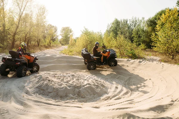 Два Мотоциклиста Шлемах Бегают Песку Бездорожью Лесу Езда Квадроцикле Экстремальные — стоковое фото