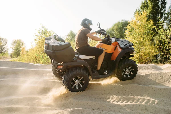 Atv Reiten Sandbruch Staubwolken Männlicher Fahrer Mit Helm Auf Quad — Stockfoto